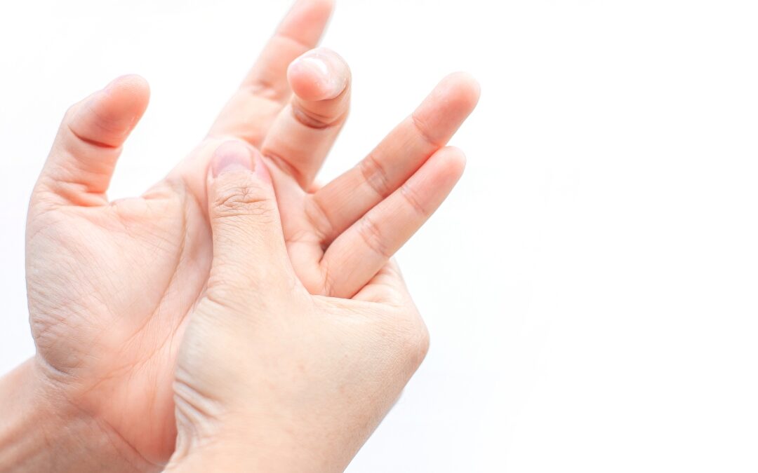 Não Espere o Dedo Travar de Vez: Veja os Primeiros Sinais de Alerta