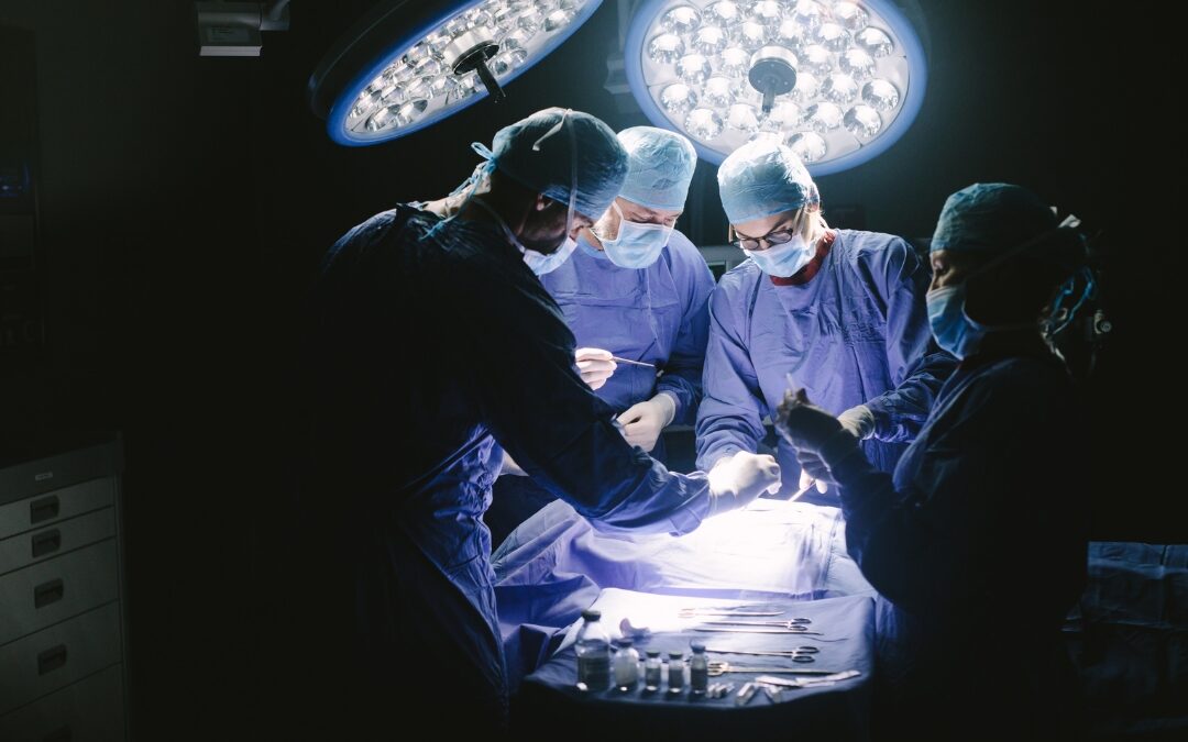 Não Aceite o ‘Não Tem o Que Fazer’: Veja Quando a Microcirurgia Pode Ser a Saída